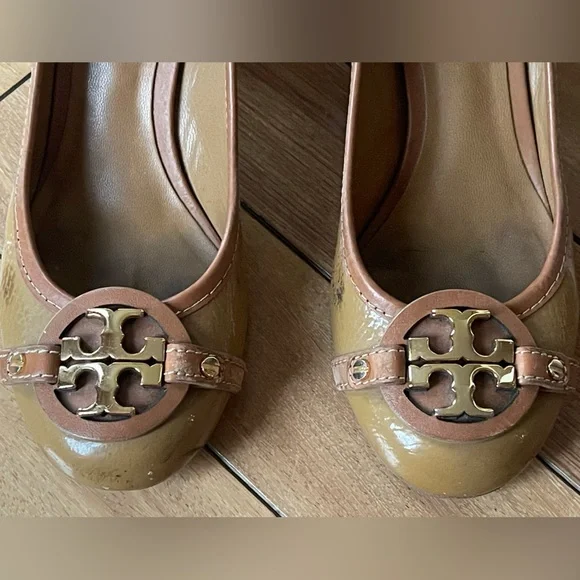 Tory Burch Aaden Logo Mid Heel Pumps Tan Brown Patent Leather Size 7.5 - Picture 15 of 15